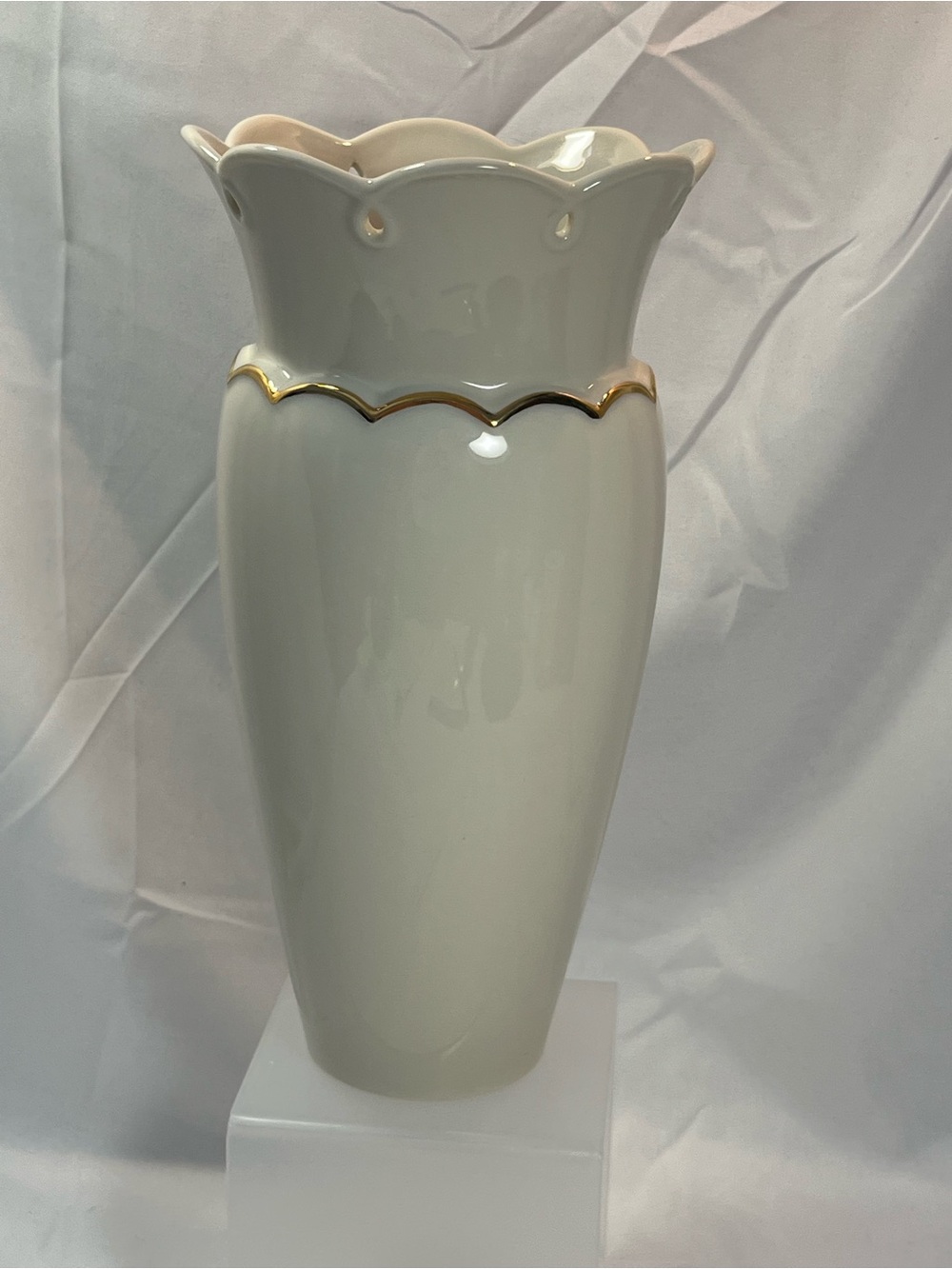 LENOX “Perfect Petals” Elegant Cream/Ivory Fine China 10” Vase with Gold Trim